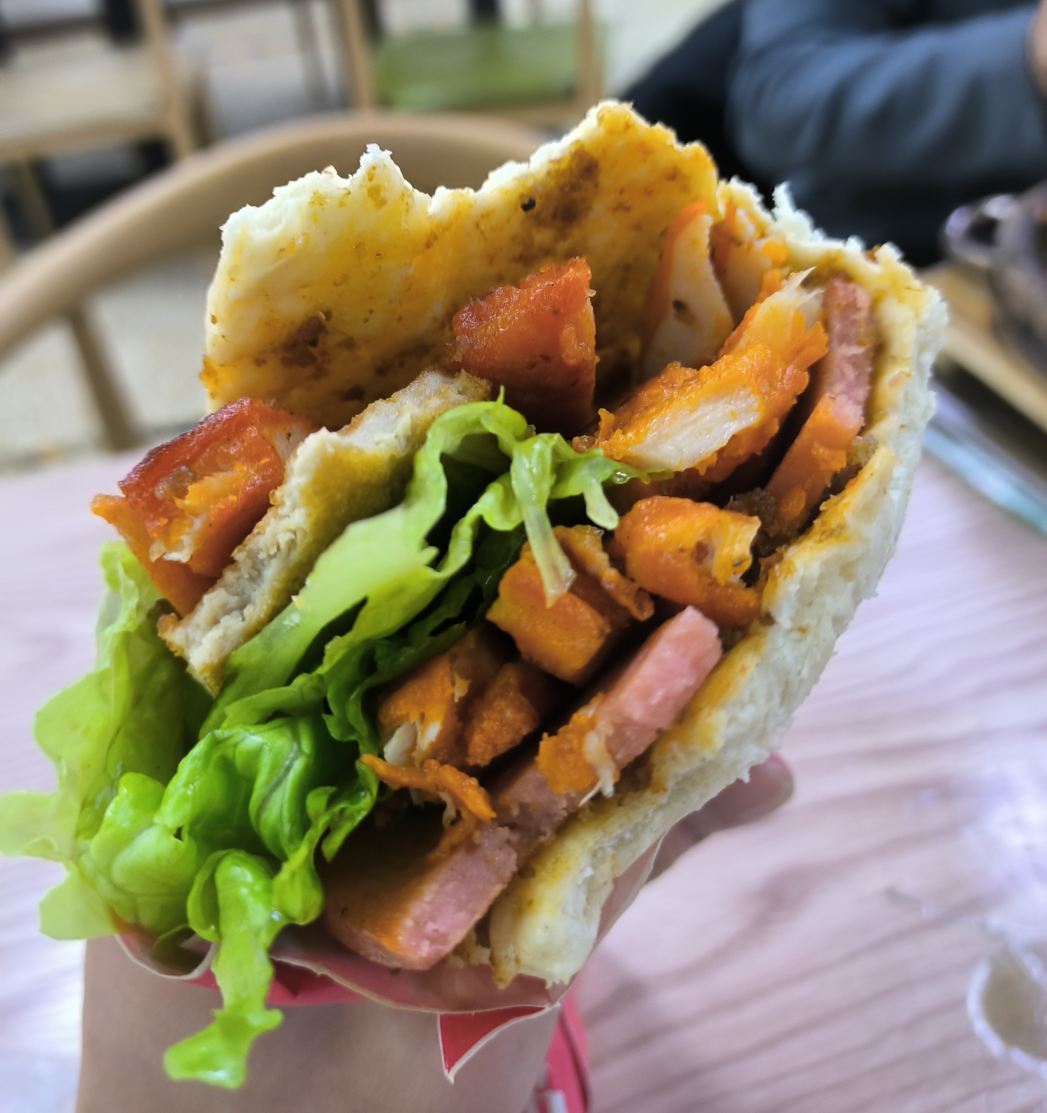 启辰餐厅二楼外的掉渣饼（两腿排+火腿片+豆腐片11.5¥）.jpg